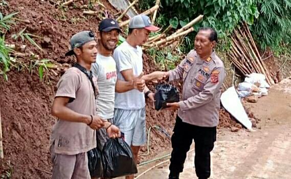 Korban Longsor Karamat Mulya