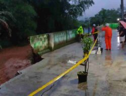 Air Sungai Meluap, TPT Sepanjang 25 Meter di Sumedang Longsor Tergerus