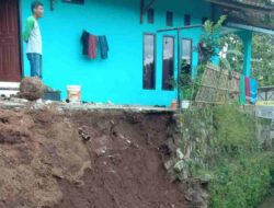 Satu Rumah di Sumedang Nyaris Ambrol Terbawa Longsoran Tanah