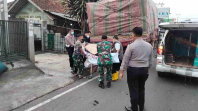 Diduga Rem Blong, Truk Tronton Gilas Pejalan Kaki di Jalan Raya Tanjungsari Sumedang