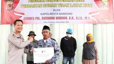 Polresta Bandung Bantu Perbaiki Rumah Warga Tak Mampu di Pasirjambu