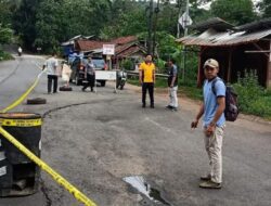 Diguyur Hujan, Jalan Sumedang-Wado Ambles Hingga Puluhan Meter