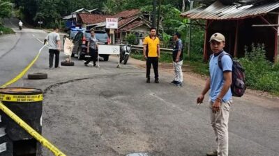 Diguyur Hujan, Jalan Sumedang-Wado Ambles Hingga Puluhan Meter