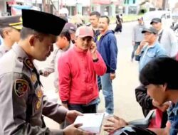 Pengemudi Ojol dan Masyarakat Sumringah, Dapat Nasi Kotak dari Kapolres Sumedang