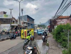 Patah As, Truk Bermuatan Pasir Terbalik di Jalan Raya Ir Soekarno Jatinangor Sumedang