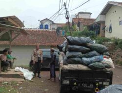 Babinkamtibmas Desa Cibeusi Sumedang Inisiasi Pembuangan Sampah di Lingkungan RW 03