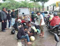 Diduga Lalai, Pemotor di Sumedang Tabrak Angkot 04 yang Sedang Parkir di Depan Kampus Unpad