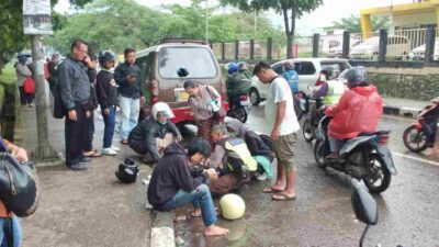 Diduga Lalai, Pemotor di Sumedang Tabrak Angkot 04 yang Sedang Parkir di Depan Kampus Unpad