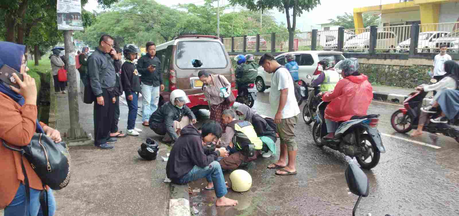 Pemotor seruduk angkot di Jatinangor
