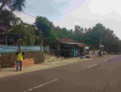 Kabel Menjuntai ke Bawah Ganggu Pengguna Jalan dan Pembangunan Mesjid di Situraja Sumedang