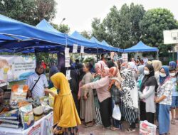 Emak-emak Serbu Giat Pangan Murah di Babakan Ciparay Bandung