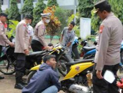 Sidak Sekolah, Polisi Musnahkan Belasan Knalpot Bising Milik Pelajar di Majalaya