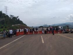 Aksi Masa OTD di Sumedang Blokir Ruas Jalan Tol Cisumdawu