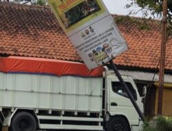 Papan Reklame di Sumedang Ini Nyaris Roboh, Hati-hati Ada Korban!