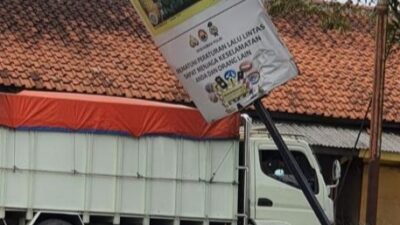 Papan reklame nyaris roboh