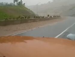 Jelang Beroperasi, Video Banjir Bandang di Jalan Tol Cisumdawu Sumedang Viral di Medsos