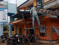 Hujan Deras Disertai Angin Kecang, Atap Parkiran Kantor Desa di Sumedang Rusak Berat
