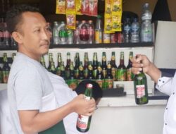 Razia Miras, Polres Sumedang Sita Ratusan Botol Miras di Paseh dan Tomo