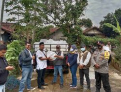 Dinas Perikanan dan Kelautan Jabar Tebar Ratusan Benih Ikan di Desa Malaka Sumedang