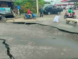 Tiba-tiba Amblas, Jalan Cibolerang di Margahayu Utara Tak Bisa Dilalui