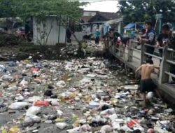 Sampah Menumpuk di Aliran Sungai, Satgas Citarum Harum Langsung Turun Tangan