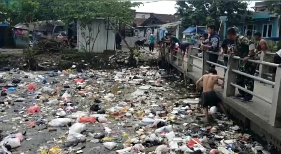 Sampah di Jembatan Cikapundung