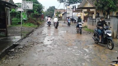 Jalan rusak Cimanggung