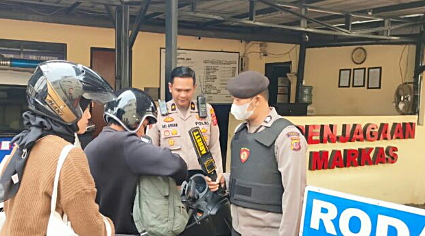 Periksa Pengunjung Polres Cimahi