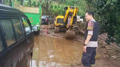 Banjir Bandang Terjang Kertasari, Jalan Penghubung Dua Kampung Tertutup Lumpur