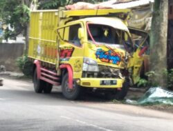 Diduga Mengantuk Truk Pembawa Pasir Tabrak Pohon di Pamulihan Sumedang