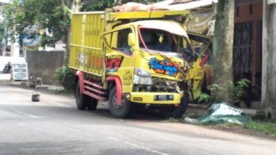 Diduga Mengantuk Truk Pembawa Pasir Tabrak Pohon di Pamulihan Sumedang