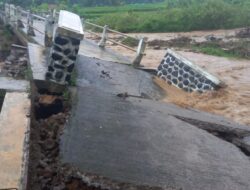 Jembatan Penghubung Dua Desa di Situraja Sumedang Ambruk Diterjang Luapan Sungai