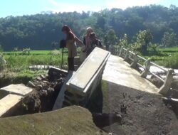 Jembatan Penghubung Dua Desa Ambruk, Sekdis PUTR: Harus Ada Langkah Kongkrit dari BPBD Sumedang
