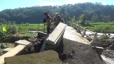 Jembatan Penghubung Dua Desa Ambruk, Sekdis PUTR: Harus Ada Langkah Kongkrit dari BPBD Sumedang
