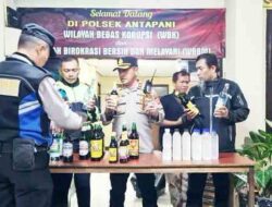 Jelang Nataru, Polsek Antapani Sita Ratusan Botol Miras dari Beberapa Titik