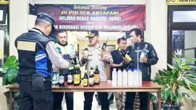 Jelang Nataru, Polsek Antapani Sita Ratusan Botol Miras dari Beberapa Titik