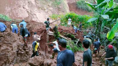 Tebing Setinggi 15 Meter Timbun Domba dan Pemiliknya di Sindulang Sumedang