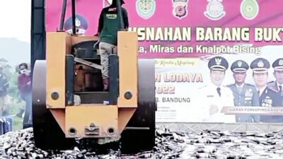 Jelang Nataru, Puluhan Ribu Botol Miras hingga Knalpot Bising Dimusnahkan