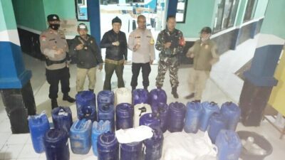 Jelang Ibadah Malam Natal 2022, Puluhan Jeriken Miras Disita Polisi di Pacet