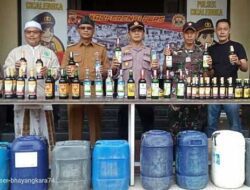 Hentikan Mobil Mencurigakan, Polsek Cicalengka Temukan Puluhan Jeriken Miras