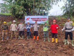 Antisipasi Erosi, Polisi di Jatinangor Sumedang Tanam Pohon di Proyek Irigasi Tol Cisumdawu