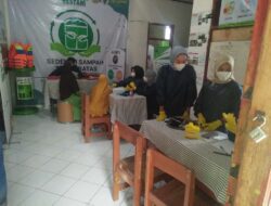 Jumat Berkah, Organisasi Gempa di Sumedang Berbagi Sembako Hasil Sedekah Sampah