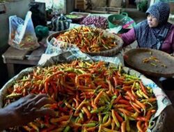 Jelang Tahun Baru, Harga Kebutuhan Pokok di Pasar Parakanmuncang Sumedang Naik