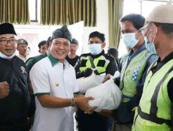 Tutup Tahun 2022, Bupati Bandung Bagikan Paket Sembako untuk Tukang Ojek