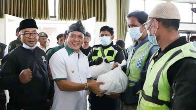 Tutup Tahun 2022, Bupati Bandung Bagikan Paket Sembako untuk Tukang Ojek