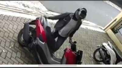 Aksi pencuri motor terekam CCTV