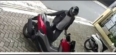 Aksi pencuri motor terekam CCTV