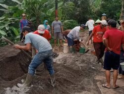 Salut! Warga di Ganeas Sumedang Ini Galang Swadaya Perbaiki Jalan Rusak