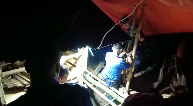 Lansia terpeleset ke dalam sumur