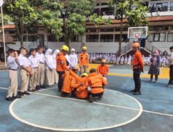 Tingkatkan Kewaspadaan, Relawan Jercy Lakukan Sosialisasi dan Simulasi Hadapi Bencana Bagi Pelajar di Sumedang
